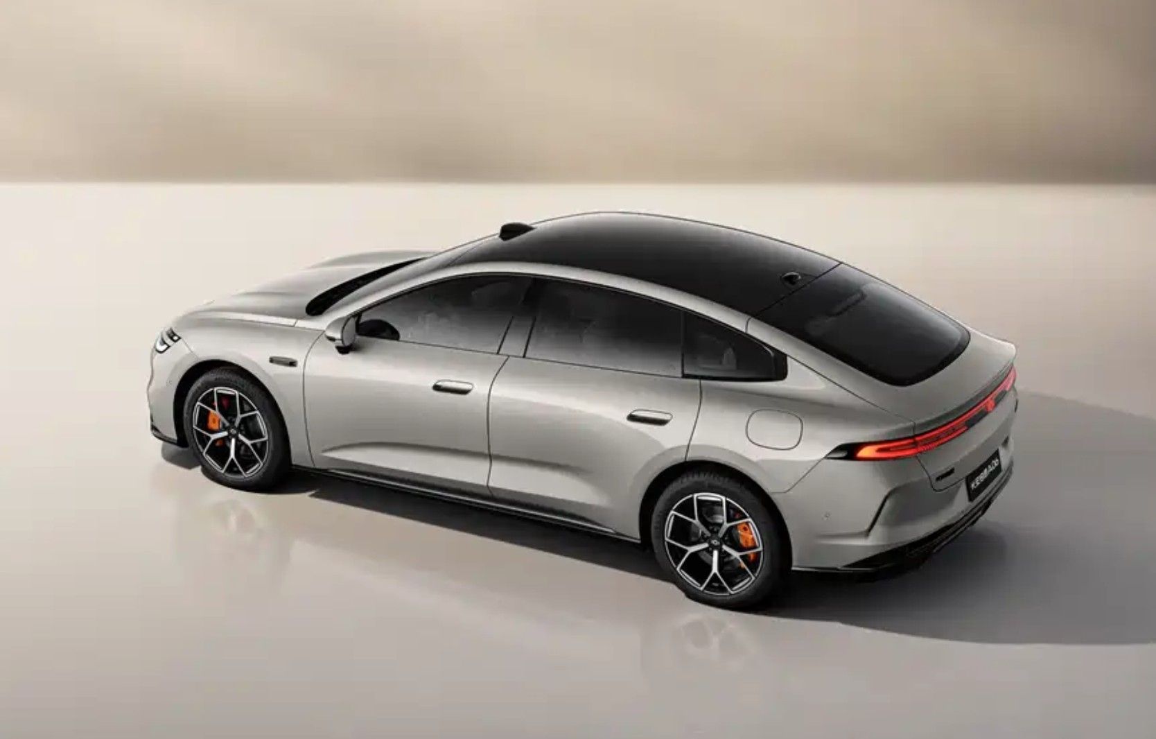 Por menos de 12.000 euros te llevas este coche eléctrico del tamaño del Mercedes Clase C, con 630 km de autonomía y conducción autónoma